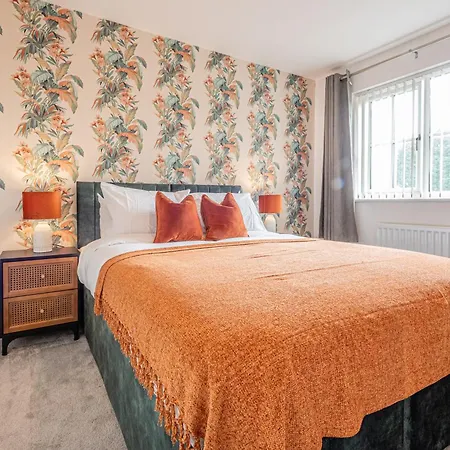 Boutique 4-bed House In - Games * Manchester