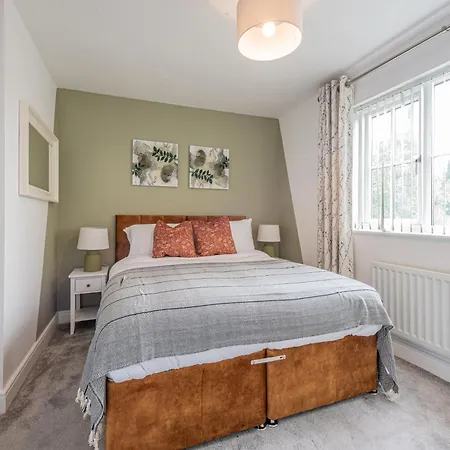 Boutique 4-bed House In - Games * Manchester