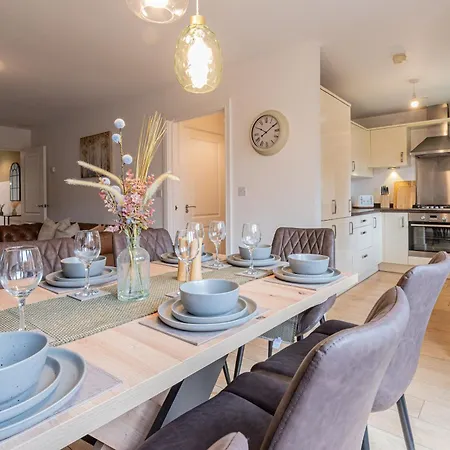 Boutique 4-bed House In - Games * Manchester