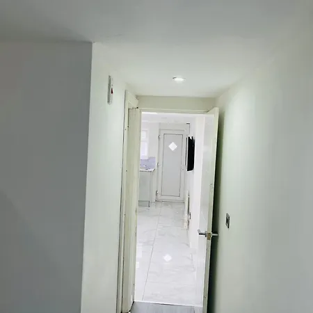 Beautiful 1 Bed Flat Studio With Parking * マンチェスター