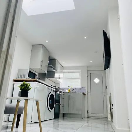 Beautiful 1 Bed Flat Studio With Parking Apartmán *
