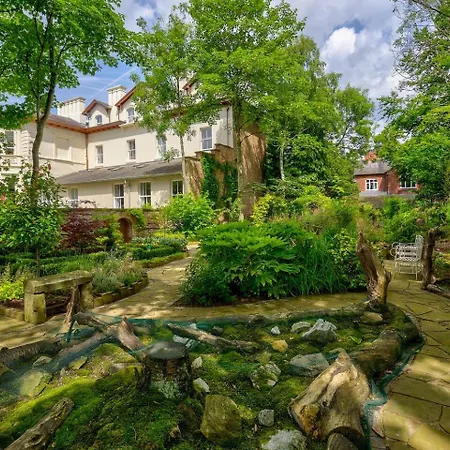 Garden In Hidden Oasis Pass The Keys Holiday home Manchester