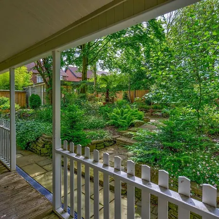 Garden In Hidden Oasis Pass The Keys Mánchester