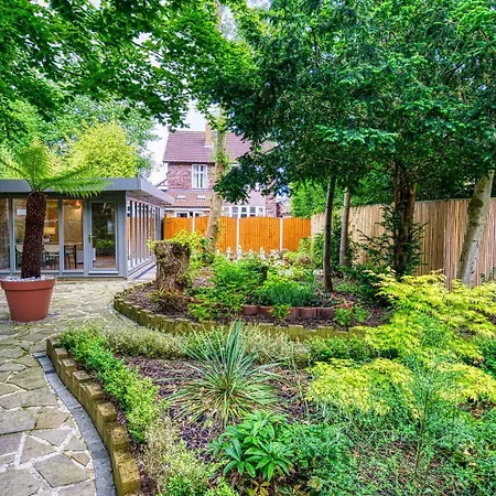Garden In Hidden Oasis Pass The Keys Holiday home Manchester