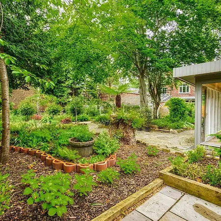 Сasa de vacaciones Garden In Hidden Oasis Pass The Keys