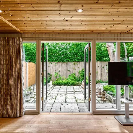 Garden In Hidden Oasis Pass The Keys Holiday home Manchester