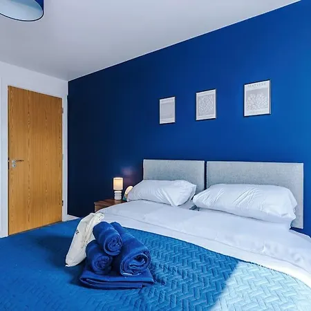 Free Parking, Pool Table, Sleeps 6, Stylish 2bed, Salford