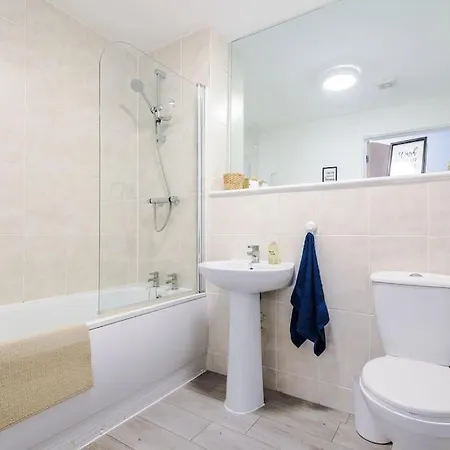 Apartment Free Parking, Pool Table, Sleeps 6, Stylish 2bed, Salford