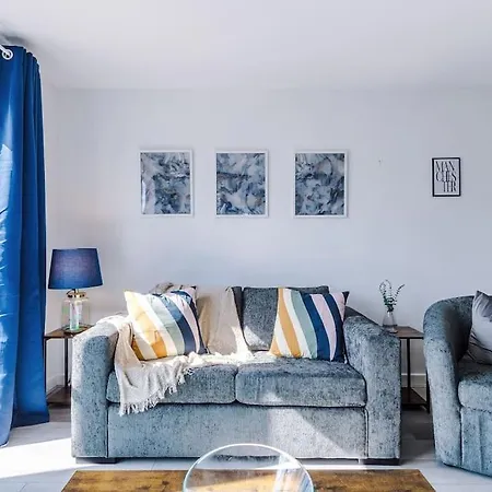 Free Parking, Pool Table, Sleeps 6, Stylish 2bed, Salford Apartment *