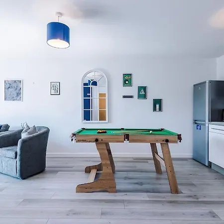Free Parking, Pool Table, Sleeps 6, Stylish 2bed, Salford Apartment Manchester
