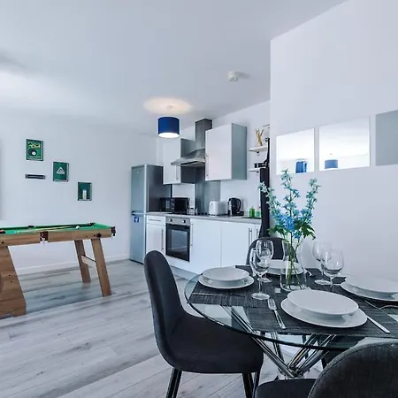 Apartment Free Parking, Pool Table, Sleeps 6, Stylish 2bed, Salford Manchester