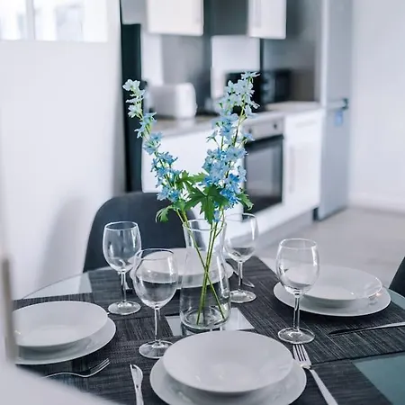 Free Parking, Pool Table, Sleeps 6, Stylish 2bed, Salford Manchester