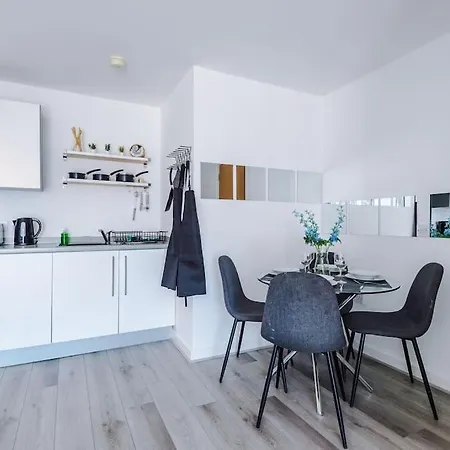 Free Parking, Pool Table, Sleeps 6, Stylish 2bed, Salford Apartment