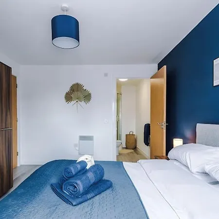 Free Parking, Pool Table, Sleeps 6, Stylish 2bed, Salford Manchester