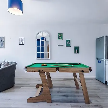 Apartment Free Parking, Pool Table, Sleeps 6, Stylish 2bed, Salford