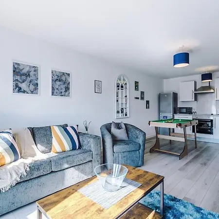 Free Parking, Pool Table, Sleeps 6, Stylish 2bed, Salford Apartment *