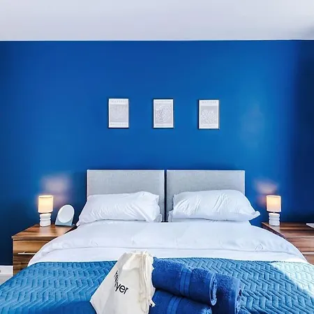 Free Parking, Pool Table, Sleeps 6, Stylish 2bed, Salford Apartment Manchester