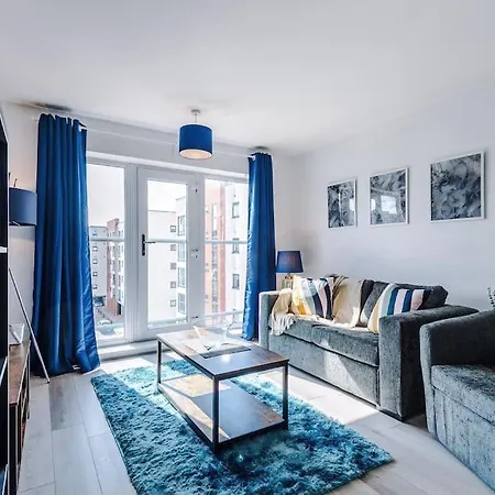 Free Parking, Pool Table, Sleeps 6, Stylish 2bed, Salford Manchester