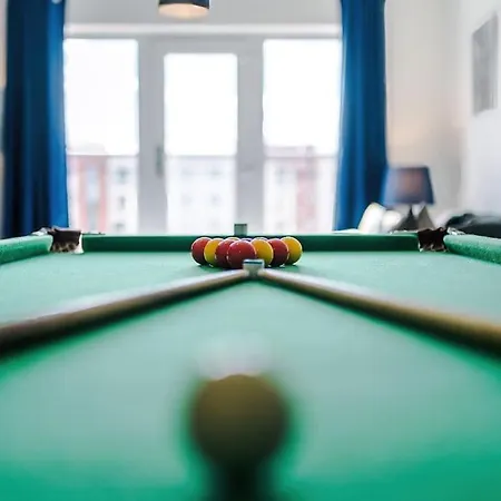 Apartment Free Parking, Pool Table, Sleeps 6, Stylish 2bed, Salford *