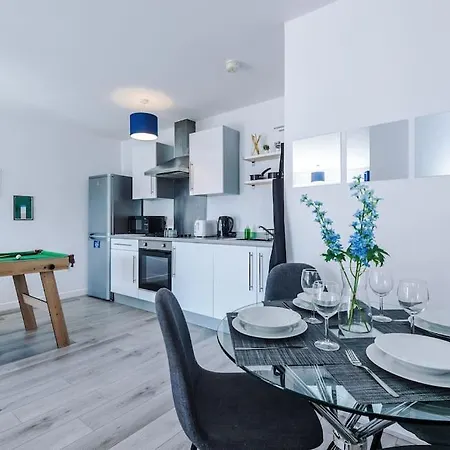 Free Parking, Pool Table, Sleeps 6, Stylish 2bed, Salford Manchester
