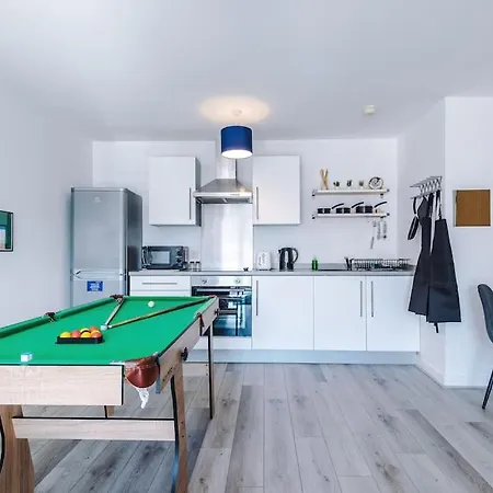 Apartment Free Parking, Pool Table, Sleeps 6, Stylish 2bed, Salford