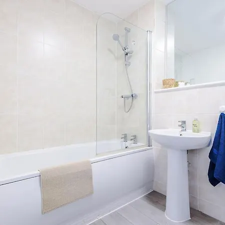 Free Parking, Pool Table, Sleeps 6, Stylish 2bed, Salford Apartment *