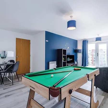 Free Parking, Pool Table, Sleeps 6, Stylish 2bed, Salford Apartment Manchester