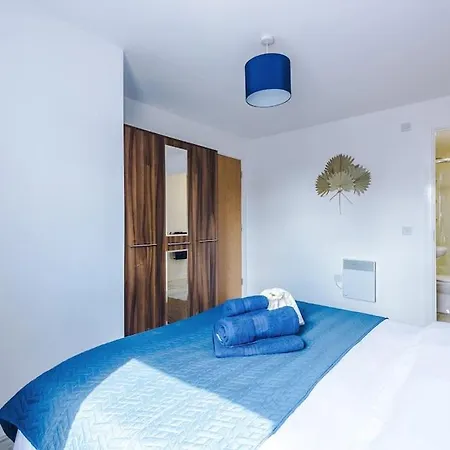 Free Parking, Pool Table, Sleeps 6, Stylish 2bed, Salford