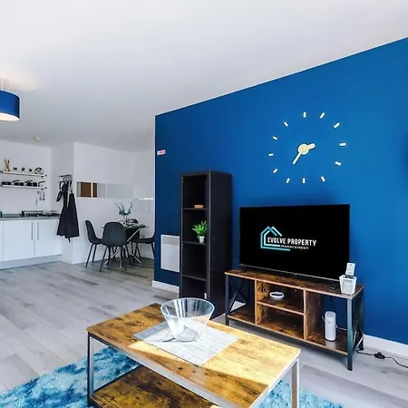 Apartment Free Parking, Pool Table, Sleeps 6, Stylish 2bed, Salford *