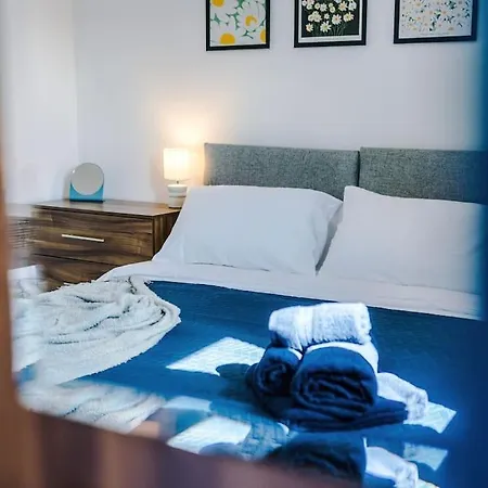 Apartment Free Parking, Pool Table, Sleeps 6, Stylish 2bed, Salford *