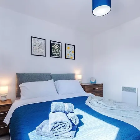 Free Parking, Pool Table, Sleeps 6, Stylish 2bed, Salford * Manchester