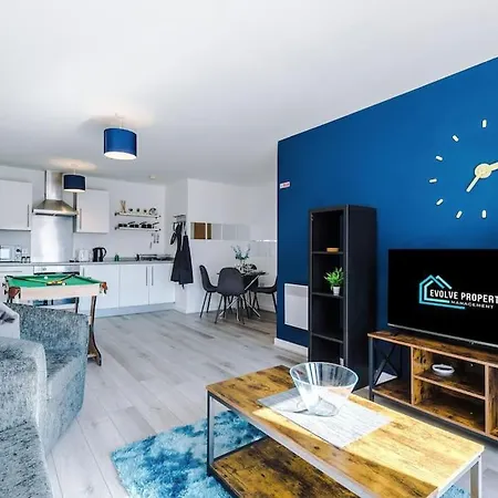 Free Parking, Pool Table, Sleeps 6, Stylish 2bed, Salford *