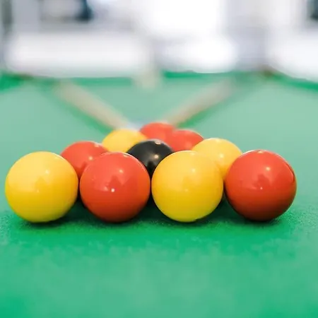 Apartment Free Parking, Pool Table, Sleeps 6, Stylish 2bed, Salford