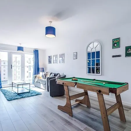 Free Parking, Pool Table, Sleeps 6, Stylish 2bed, Salford *