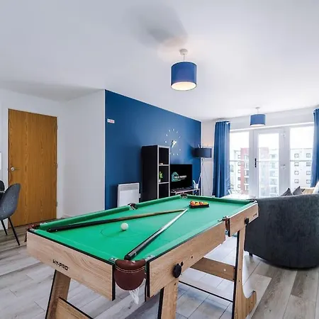Free Parking, Pool Table, Sleeps 6, Stylish 2bed, Salford