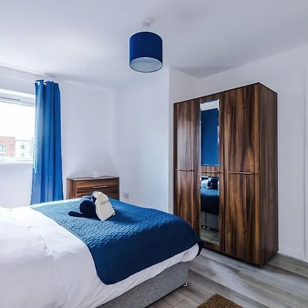 Apartment Free Parking, Pool Table, Sleeps 6, Stylish 2bed, Salford