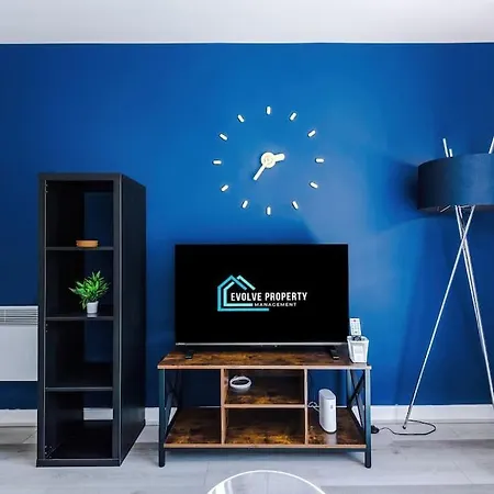 Apartment Free Parking, Pool Table, Sleeps 6, Stylish 2bed, Salford *