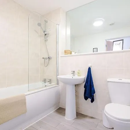 Free Parking, Pool Table, Sleeps 6, Stylish 2bed, Salford * Manchester