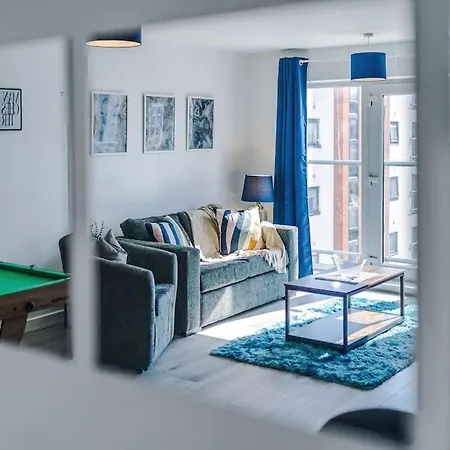 Free Parking, Pool Table, Sleeps 6, Stylish 2bed, Salford Apartment *