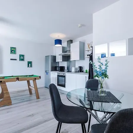 Free Parking, Pool Table, Sleeps 6, Stylish 2bed, Salford Manchester