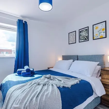 Free Parking, Pool Table, Sleeps 6, Stylish 2bed, Salford * Manchester