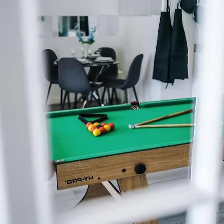 Free Parking, Pool Table, Sleeps 6, Stylish 2bed, Salford