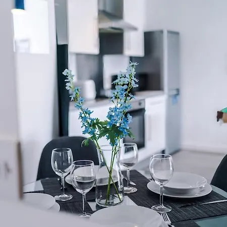 Free Parking, Pool Table, Sleeps 6, Stylish 2bed, Salford Apartment