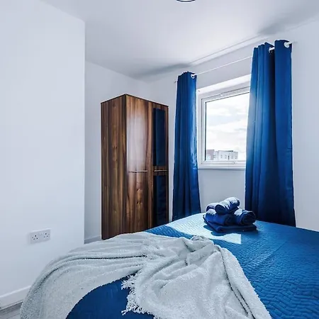 Free Parking, Pool Table, Sleeps 6, Stylish 2bed, Salford *
