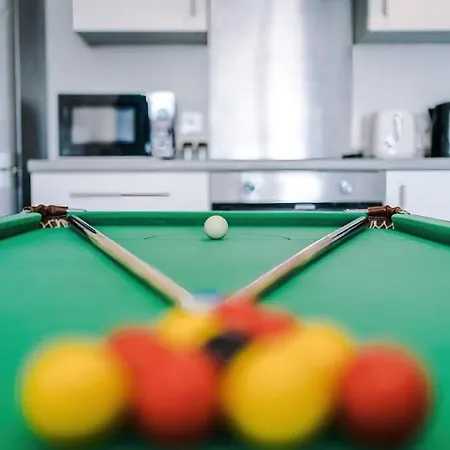 Free Parking, Pool Table, Sleeps 6, Stylish 2bed, Salford Apartment Manchester