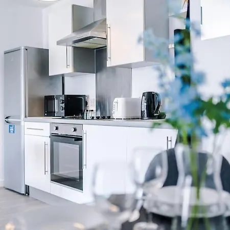 Apartment Free Parking, Pool Table, Sleeps 6, Stylish 2bed, Salford Manchester