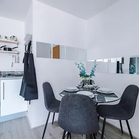 Apartment Free Parking, Pool Table, Sleeps 6, Stylish 2bed, Salford *