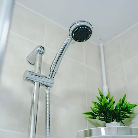 Free Parking, Pool Table, Sleeps 6, Stylish 2bed, Salford Apartment Manchester