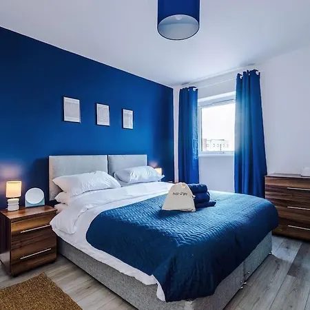 Free Parking, Pool Table, Sleeps 6, Stylish 2bed, Salford *