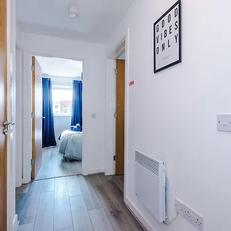 Apartment Free Parking, Pool Table, Sleeps 6, Stylish 2bed, Salford